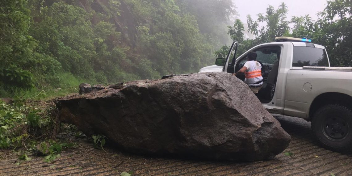 SE ATIENDEN DESLAVES Y DERRUMBES EN LA ZONA ALTA DE TAPACHULA
