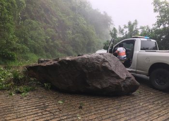 SE ATIENDEN DESLAVES Y DERRUMBES EN LA ZONA ALTA DE TAPACHULA