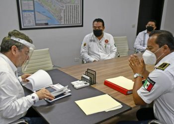 Recibe Ismael Brito a director y personal de bomberos