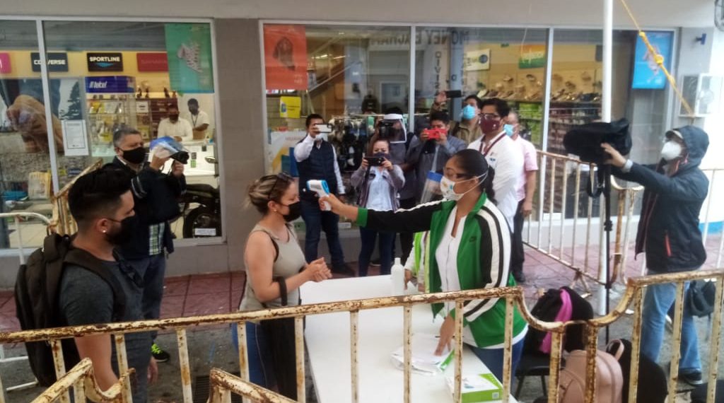 Intalan seis filtros sanitarios de control para abrir negocios del primer cuadro de Tapachula