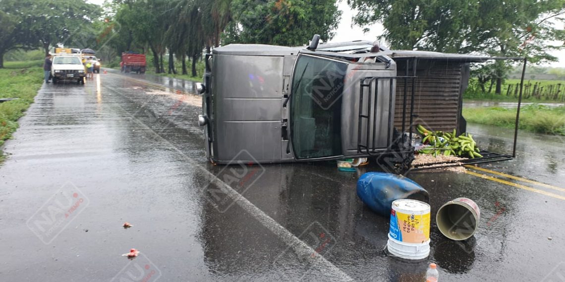Chocó contra un remolque y terminó volcado
