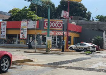 Roban con violencia tienda Oxxo