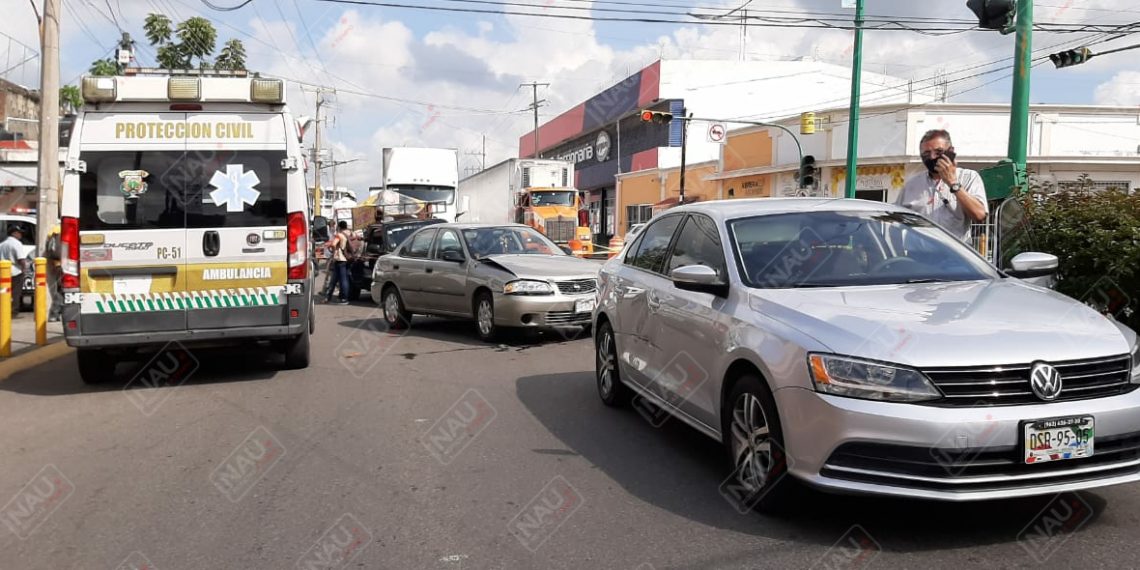 Chocan tres vehículos