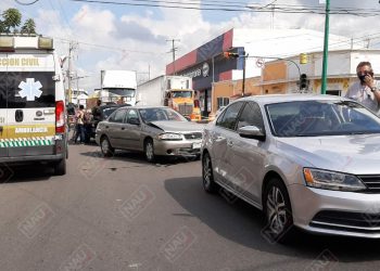 Chocan tres vehículos