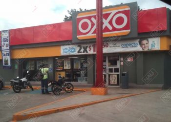 Asaltan Oxxo de par vial
