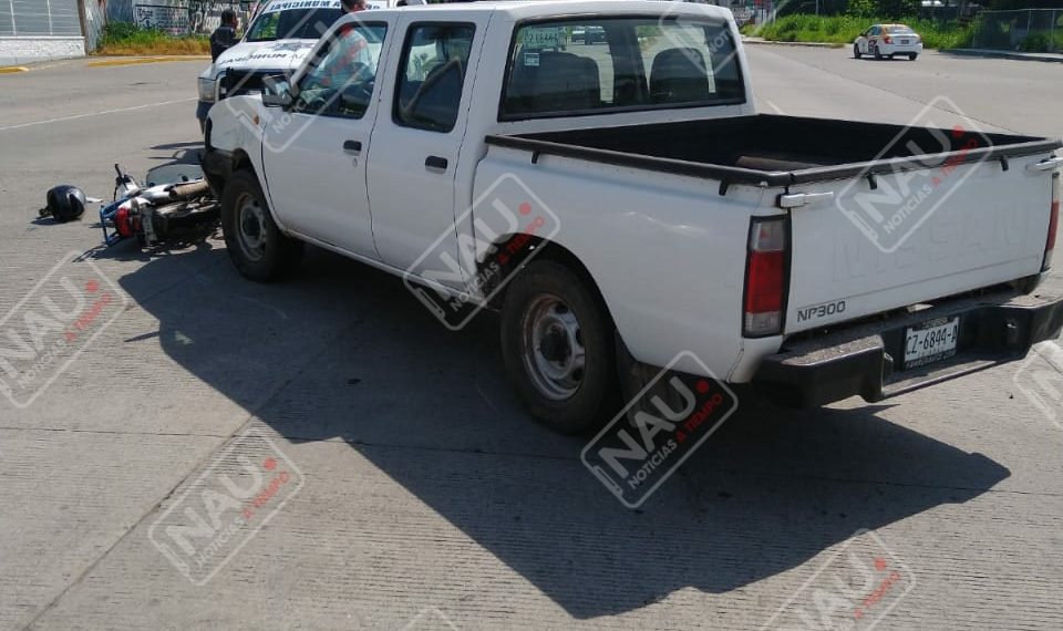 Vehículo impacta a motociclista