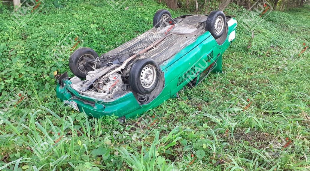 Vuelca taxi en la carretera costera