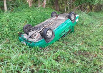 Vuelca taxi en la carretera costera
