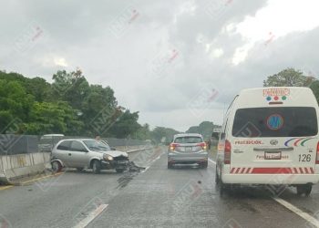 Conductor perdió el control del volante y se estrelló contra el muro de contención