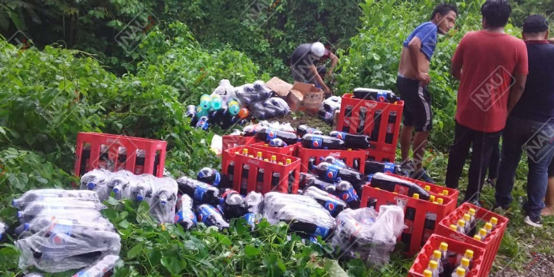 En la colonia Primavera se vuelca un carro que llevaba rejas de refrescos