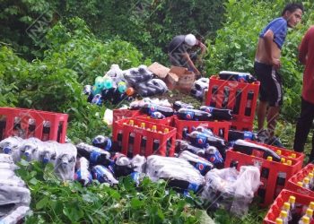 En la colonia Primavera se vuelca un carro que llevaba rejas de refrescos