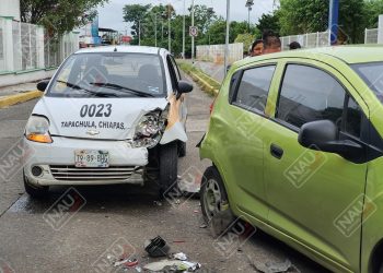 Choca taxi contra un vehículo particular por alcance