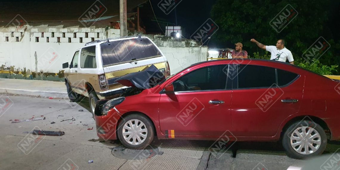 Casi acabó su carro en accidente