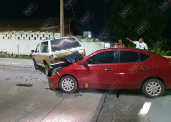 Casi acabó su carro en accidente