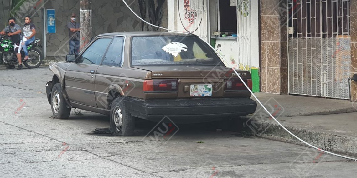 Se rompe cable de media tensión de luz y casi incendia un Vehículo