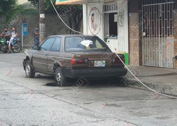 Se rompe cable de media tensión de luz y casi incendia un Vehículo