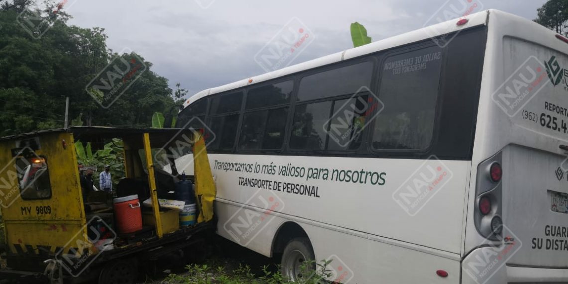 Cinco lesionados entre un camión y una moto vía en Tuzantán