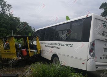 Cinco lesionados entre un camión y una moto vía en Tuzantán