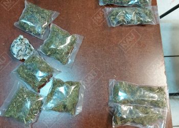 Detienen a dos hombres y una mujer con 9 bolsitas de Marihuana