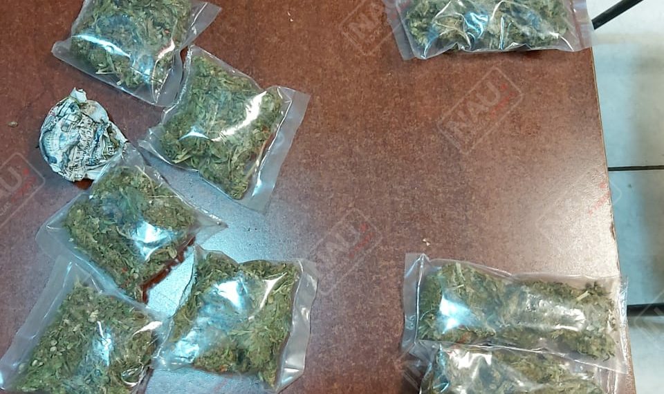 Detienen a dos hombres y una mujer con 9 bolsitas de Marihuana