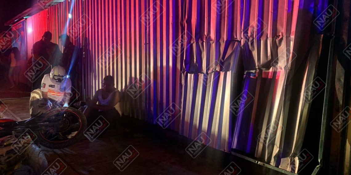 Motociclista termina estrellado en un muro de lámina en el bulevar Akishino