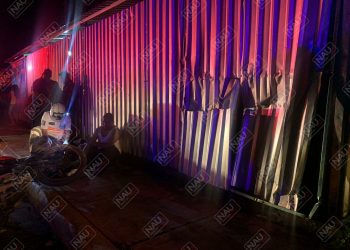 Motociclista termina estrellado en un muro de lámina en el bulevar Akishino