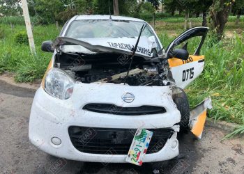 Taxista resulta lesionado al chocar por alcance contra una camioneta
