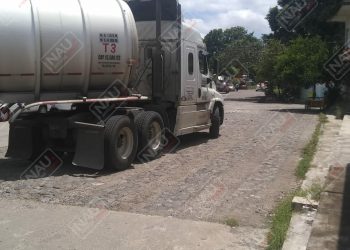 Tráiler cargado con combustible ocasiona daños en las calles