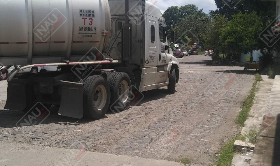 Tráiler cargado con combustible ocasiona daños en las calles