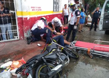 Una pareja resultó con lesiones al ser impactados en la motocicleta que viajaban