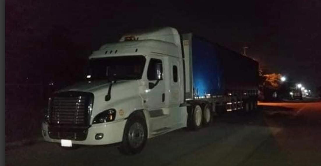 Localizan a 30 migrantes dentro de un tráiler en Chiapas, fueron abandonados.