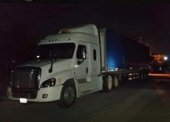 Localizan a 30 migrantes dentro de un tráiler en Chiapas, fueron abandonados.