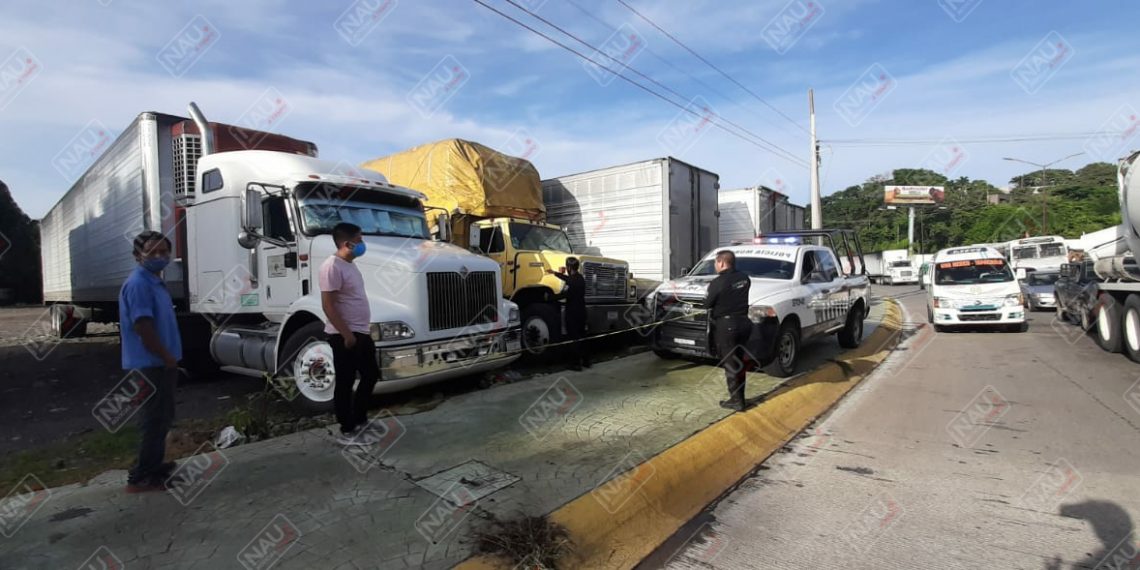 Muere chófer al caer y golpearse la cabeza