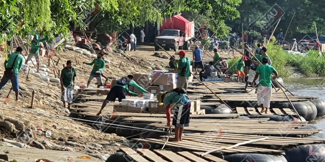 Balseros trabajan de manera normal en el rio Suchiate