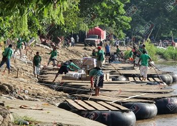 Balseros trabajan de manera normal en el rio Suchiate