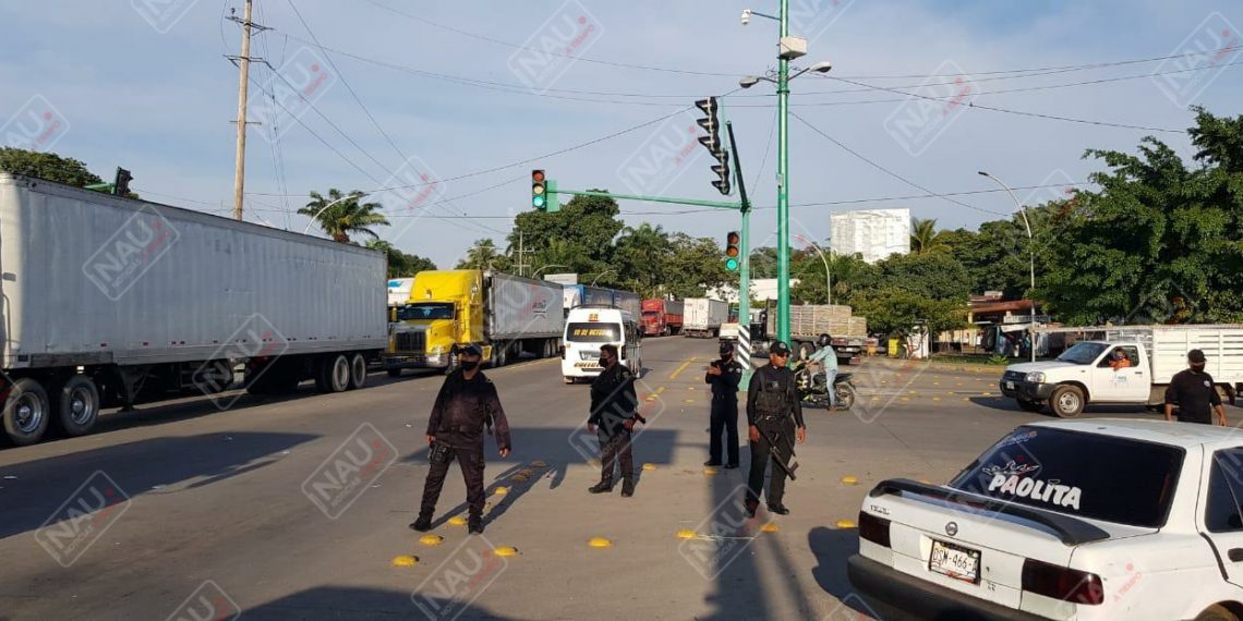 Liberan choferes del transporte público la entrada a Tapachula, frente al IMSS