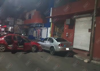 Se impactó contra un automóvil estacionado