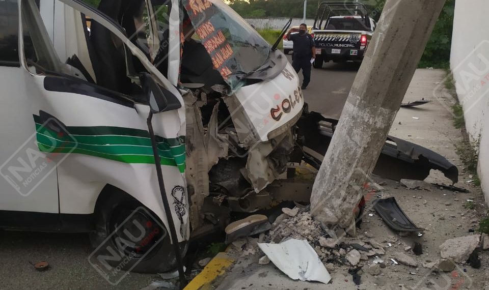 Combi choca contra una pared de una empresa