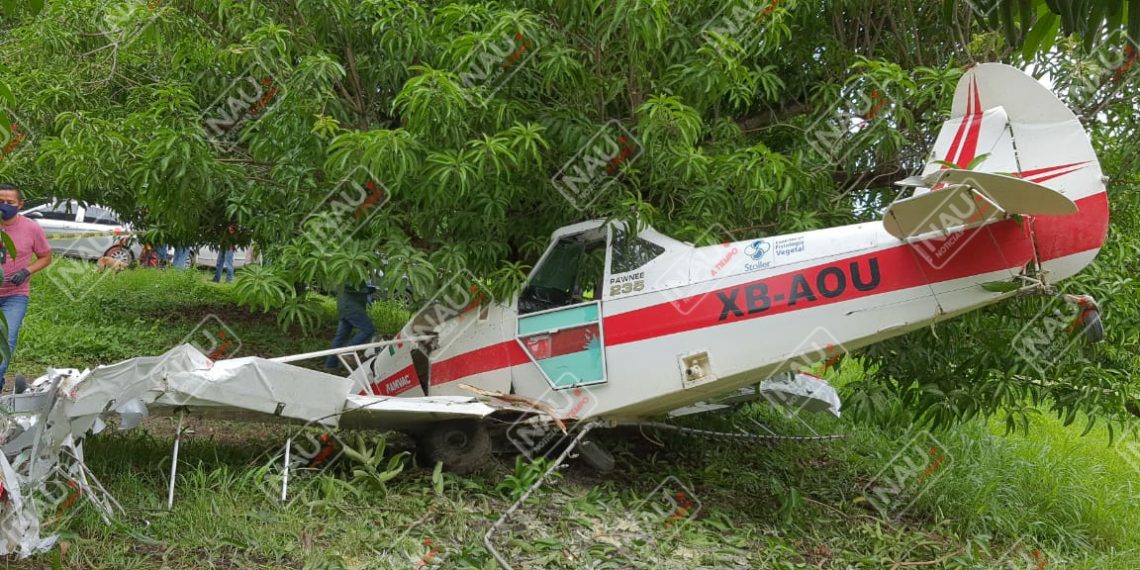 Avioneta se desploma en la autopista donde salía para fumigar