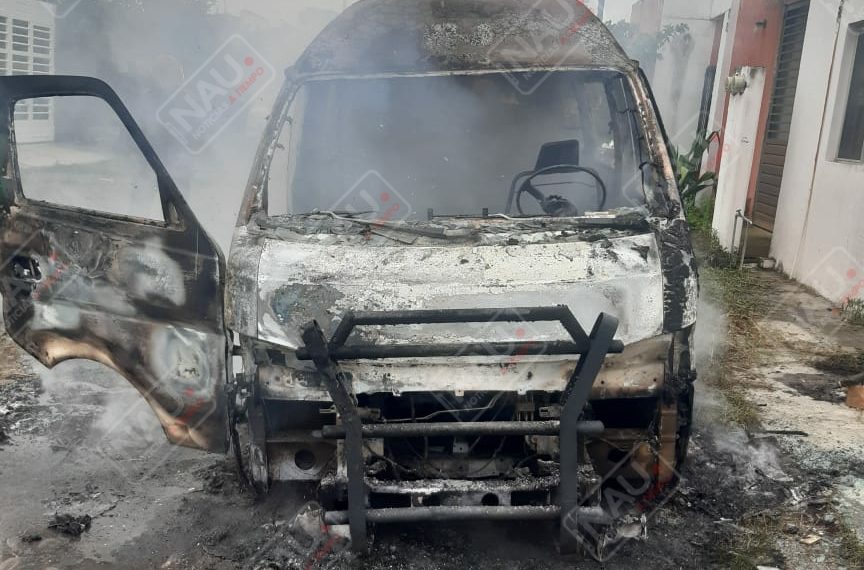 Combi de pasaje quedo reducida en ceniza tras incendiarse
