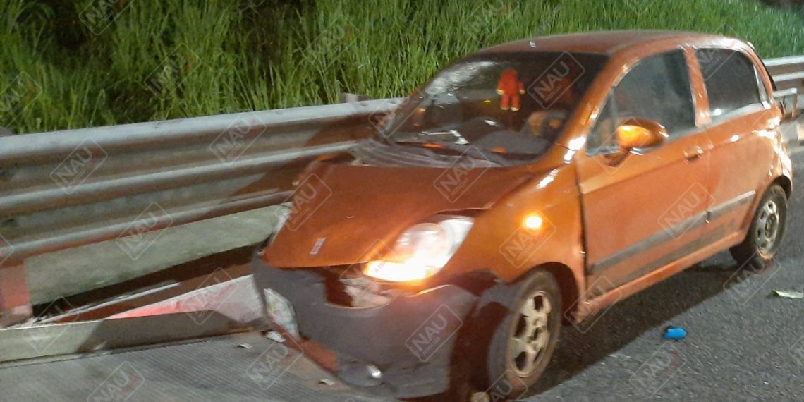 Perdió el control y se estrelló contra la barra metálica