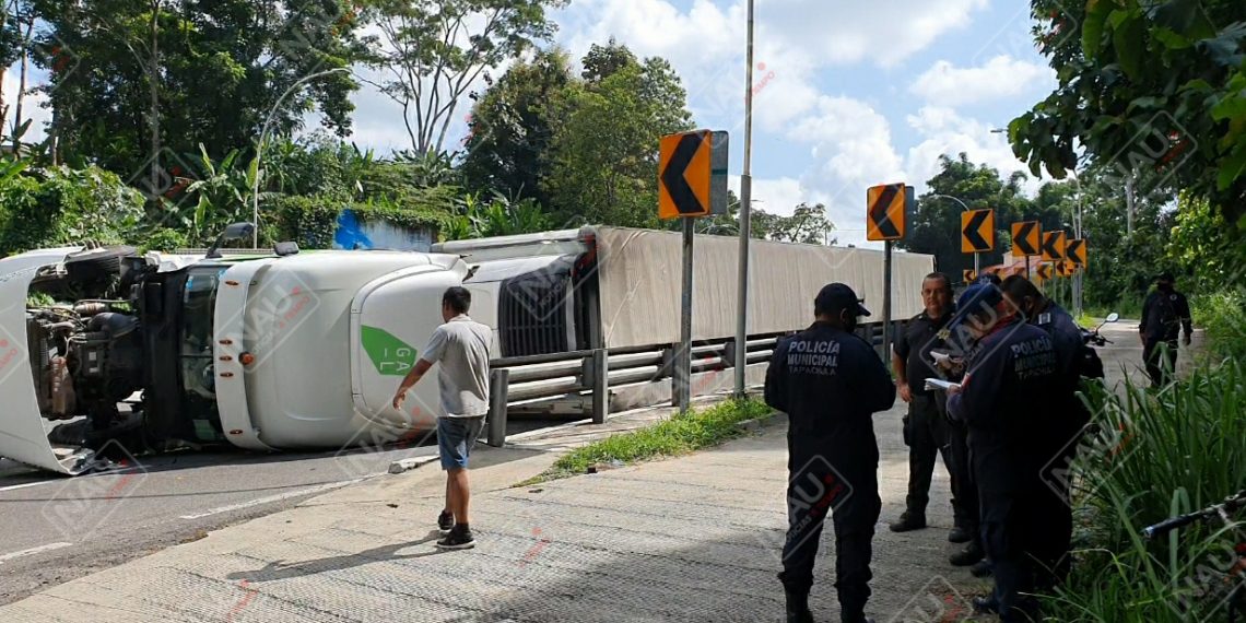Vuelca tráiler sobre la carretera Tapachula – Tuxtla Chico
