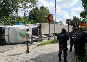 Vuelca tráiler sobre la carretera Tapachula – Tuxtla Chico