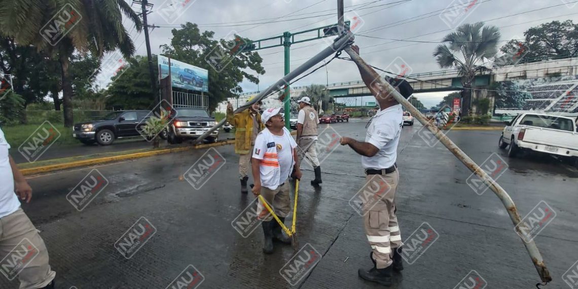 Camioneta derribó un poste de luz