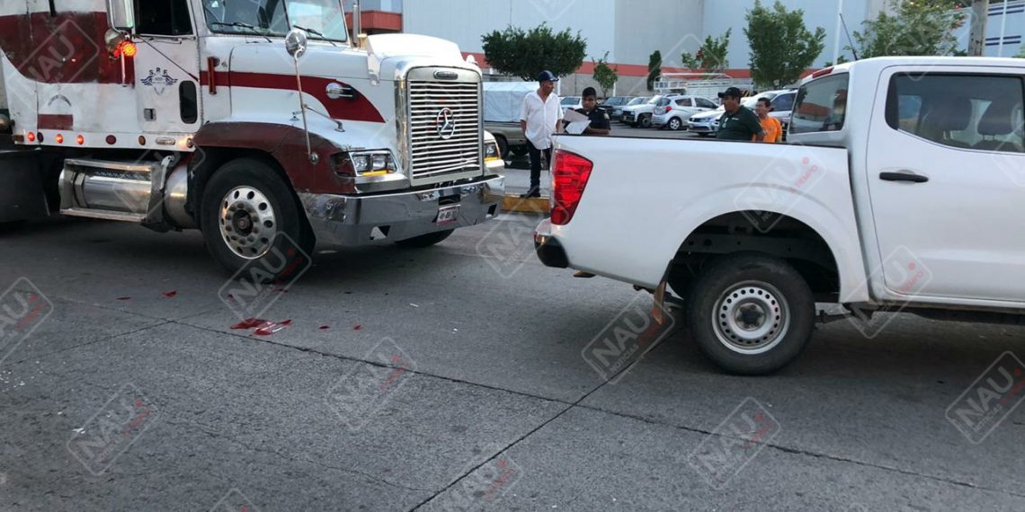 Tráiler choca contra camioneta