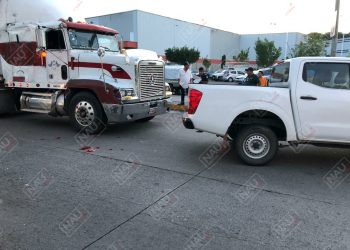 Tráiler choca contra camioneta