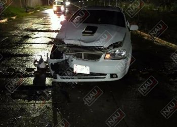 Abandonan vehículo accidentado en el Par Vial de Tapachula