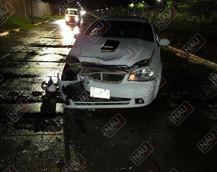 Abandonan vehículo accidentado en el Par Vial de Tapachula