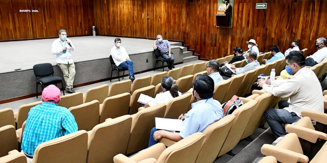 Recibe Ismael Brito a una comisión de docentes