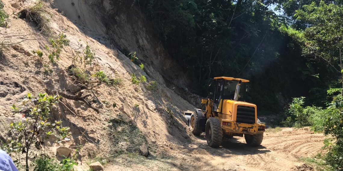 ATIENDEN DERRUMBES EN CAMINOS DE LA ZONA ALTA DE TAPACHULA